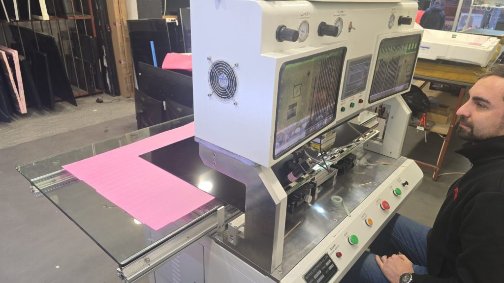 Bayrampaşa panel tamiri için kullanılan profesyonel TV panel onarım makinası